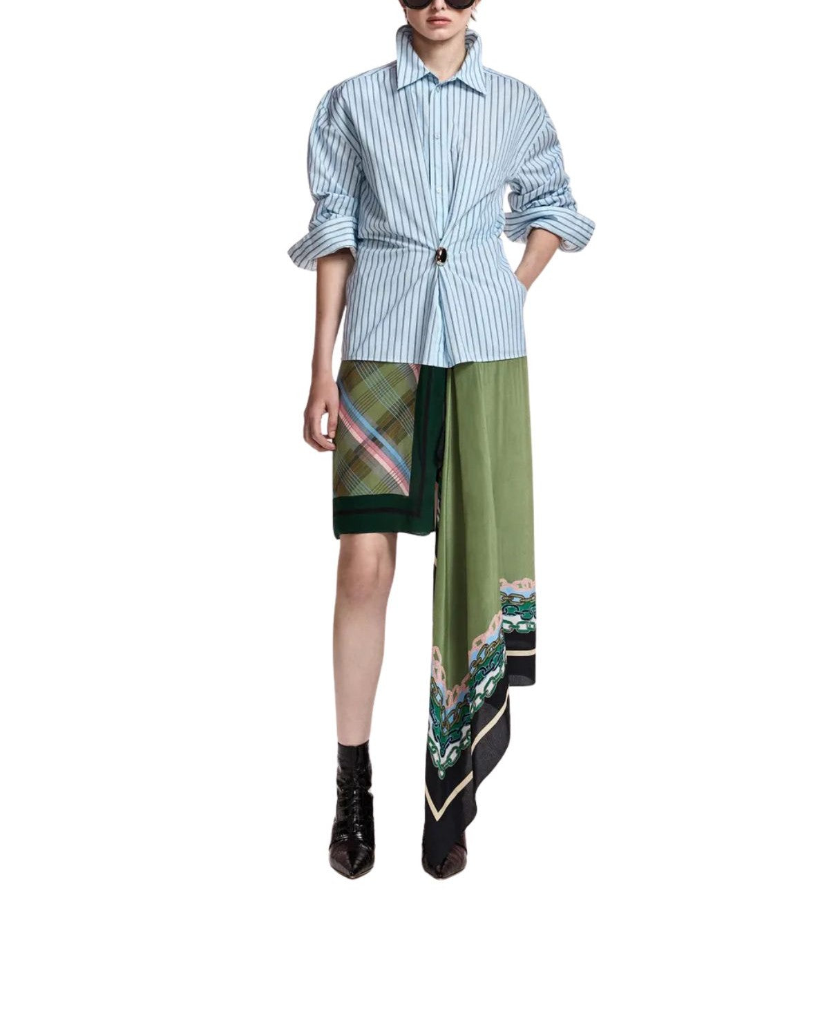 Abito Krystal chemisier a righe azzurre  e foulard color kaki . KRISTAL OLIVE ESSENTIEL ANTWERP 