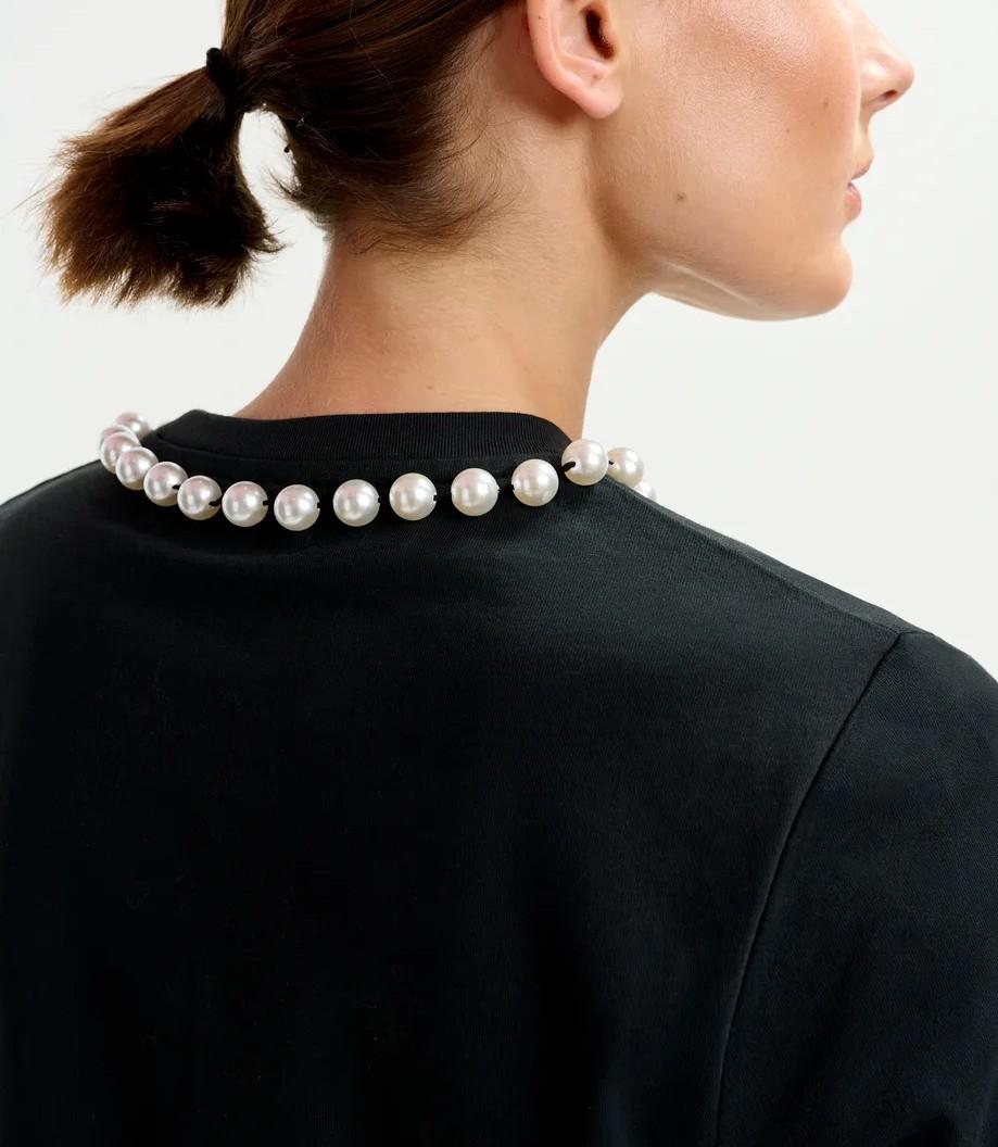 T-shirt nera Isos ISOS BLACK ESSENTIEL ANTWERP 