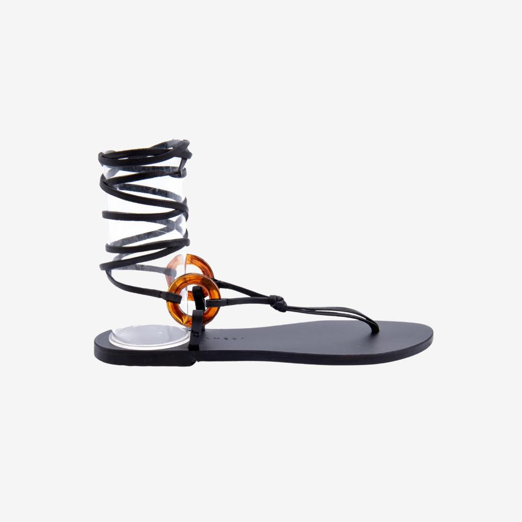 Sandalo flat in pelle nero. L85 YO N MANEBI 