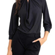 Blusa nera con scollo a goccia