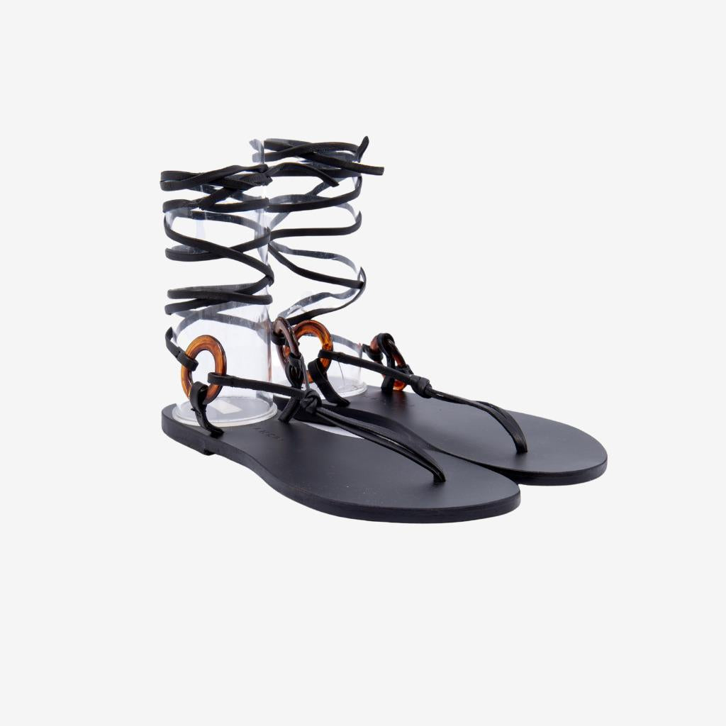 Sandalo flat in pelle nero. L85 YO N MANEBI 