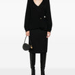 Maglia in lana nera con spilla